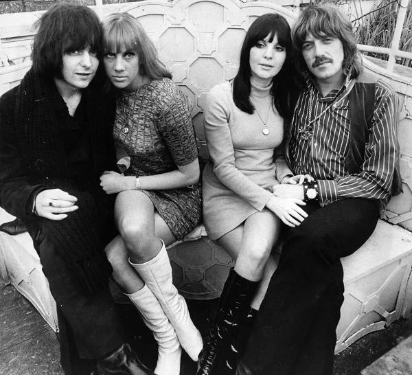Gitarzysta Ritchie Blackmore (z lewej) i Jon Lord świętują swoje zaręczyny z odpowiednio: Babs Hardie i Judy Fielding (1969 r.) - fot. Hulton Archive