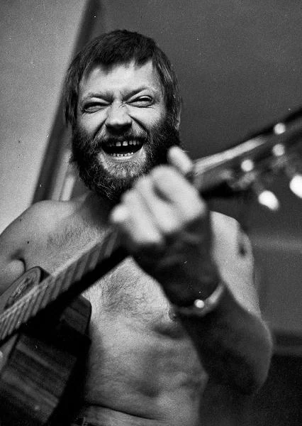 W pokoju hotelu Cristal podczas wywiadu Maciej Zembaty zagrał mini koncert - Białystok, 1980 r. - fot. Jan Malec W pokoju hotelu Cristal podczas wywiadu Maciej Zembaty zagrał mini koncert - Białystok, 1980 r. - fot. Jan Malec