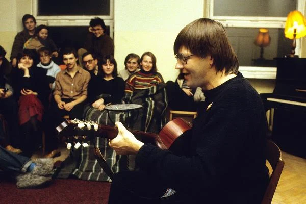 Koncert dla strajkujących studentów okupujących Uniwersytet Warszawski, listopad 1981 r. - fot. Chris Niedenthal Koncert dla strajkujących studentów okupujących Uniwersytet Warszawski, listopad 1981 r. - fot. Chris Niedenthal