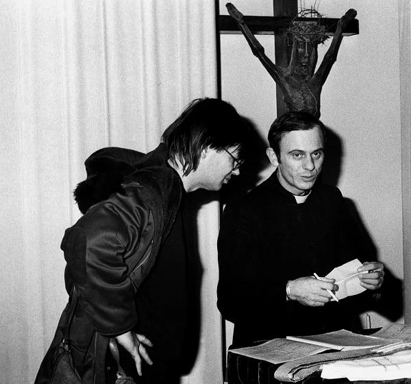 W rozmowie z ks. Jerzym Popiełuszką, Warszawa, 1983 r. - fot. Erazm Ciołek W rozmowie z ks. Jerzym Popiełuszką, Warszawa, 1983 r. - fot. Erazm Ciołek
