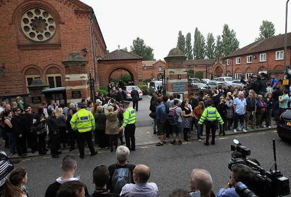 Media i fani przed krematorium Golders Green, gdzie spopielono zwłoki Amy Winehouse - fot. Chris Jackson