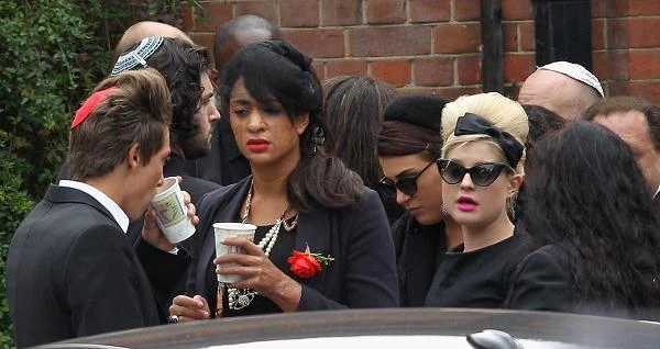 Kelly Osbourne wśród innych gości pogrzebu - fot. Chris Jackson