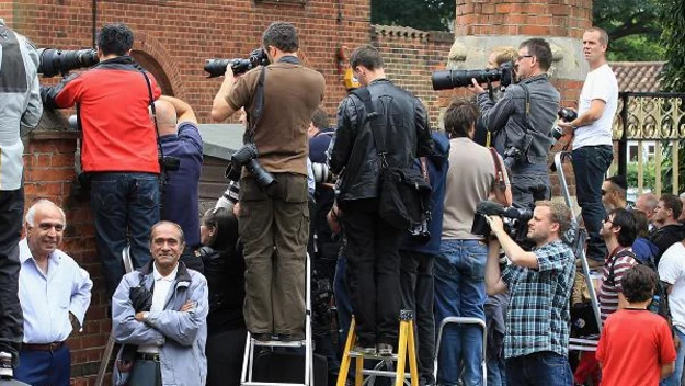 Media i fani przed krematorium Golders Green, gdzie spopielono zwłoki Amy Winehouse - fot. Chris Jackson