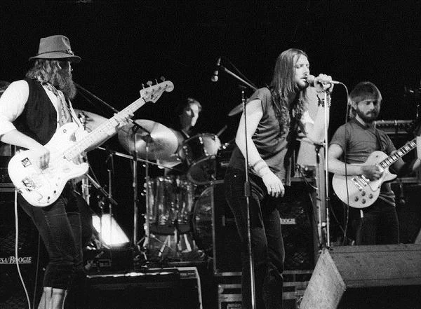 Dżem zdobył reputację jednego z najważniejszych zespołów rockowych w kraju dzięki występom na festiwalach w Jarocinie i katowickiej Rawie Blues. Muzycy nazywani byli "polskimi Rolling Stonesami" czy "polską wersją The Doors", a Riedel porównywany bywał do lidera tej drugiej formacji Jima Morrisona. Charyzmatyczny wokalista Dżemu przyciągał młodą publiczność, do której "zagajał" na koncertach słynnym: "Sie macie ludzie!". Z Dżemem podczas koncertu w Gdańsku (1986 r.).