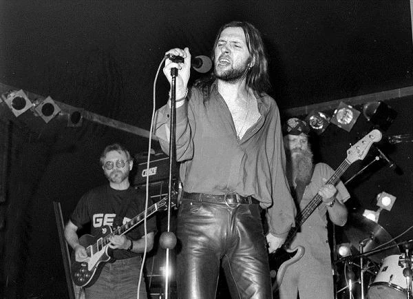 "W życiu piękne są tylko chwile" - napis, wyryty na nagrobku Riedla, znajdującym się na cmentarzu w Tychach, to fragment tekstu piosenki "Naiwne pytania". Riedel napisał go w 1987 r. i zaśpiewał na płycie "Zemsta nietoperzy". W jednym z największych przebojów grupy Dżem, muzyk mierzył się z problemami przemijania i utraconej niewinności.