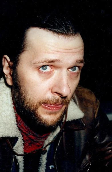 "Jest coś na czym bardzo mi zależy, żeby ludzie o tym wiedzieli, bo ciągnie się to kupę lat... Wychodzę zawsze na scenę trzeźwy i świadomy tego co robię. Nigdy na scenie nie byłem pijany. A mój sposób zachowania... Tak śpiewam, nie jestem maszyną i w pełni się kontroluję" - mówił w jednym z wywiadów. Warszawa, 1993 r.