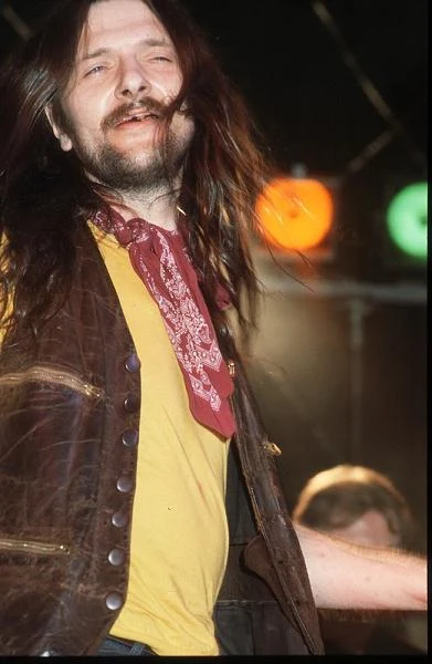 "Były też takie okresy, że musieliśmy rzucać granie i szukać pracy. Czego ja wtedy nie robiłem? Raz dostałem pracę w Spółdzielni Rolniczej - tam trzeba było być wszystkim - od murarza do zaganiacza byków..." - wspominał początki. Koncert Dżemu w Ośrodku Kultury Arsus, Warszawa, 1993 r.