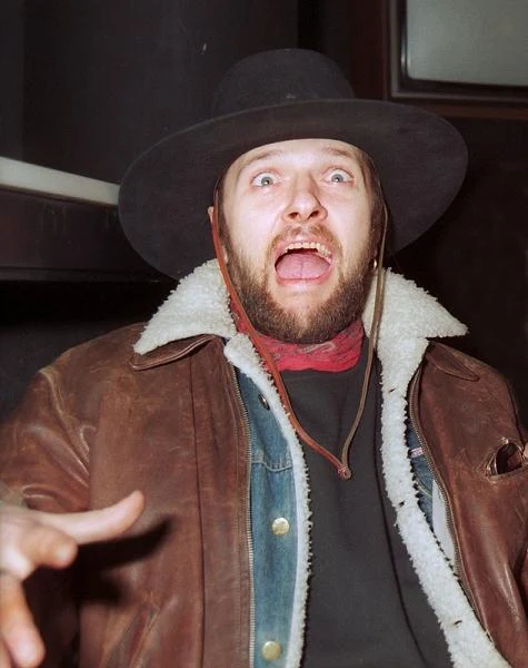 Wokalista pogrążał się w uzależnieniu, a jego zespół coraz częściej musiał radzić sobie bez niego; na czele formacji występowali gościnnie m.in. Irek Dudek i Tadeusz Nalepa. W 1989 r., nie mogąc liczyć na swojego wokalistę, Dżem nagrał płytę instrumentalną "The Band Plays On...". Warszawa, 1993 r.