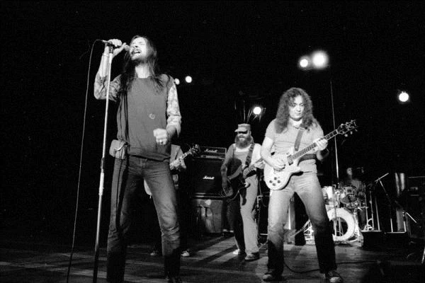 Rok później Riedel powrócił, a zespół nagrał jeden ze swoich najwyżej cenionych albumów "Najemnik", na którym znalazły się takie utwory jak m.in. "Wehikuł czasu" czy ballada "Modlitwa III - pozwól mi". "Pozwól mi spróbować jeszcze raz/ Niepewność mą wyleczyć/ Za pychę i kłamstwa, za me nałogi (...)/ Te świństwa duże i małe, za mą niewiarę/ Rozgrzesz mnie" - śpiewał Riedel na pięć lat przed śmiercią. Wokalista ponownie popadł w nałóg - za niesubordynację znów został wyrzucony z zespołu; w trasę koncertową po NRD i ZSRR pojechała pieśniarka Martyna Jakubowicz. Z Dżemem podczas koncertu w Gdańsku (1986 r.).