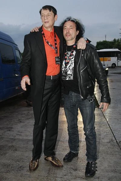 W latach 1986-2005 był wokalistą zespołu Püdelsi (na zdjęciu z liderem grupy Andrzejem 'Pudlem' Bieniaszem), z którym nagrał kilka płyt i rozstał się w kontrowersyjnych okolicznościach.