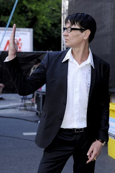 W 2011 roku na uroczystości w siedzibie Ministerstwa Kultury i Dziedzictwa Narodowego został odznaczony Brązowym Medalem Zasłużony Kulturze Gloria Artis.