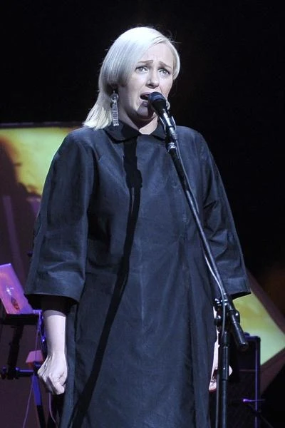 Nosowska gościnnie wspierała m.in. Czesława Mozila, Sidneya Polaka, Marylę Rodowicz, Renatę Przemyk, Patrycję Kosiarkiewicz, Pustki, Silver Rocket, Pidżamę Porno, T.Love, Świetliki, Ściankę, Voo Voo i Dezertera (Paszporty Polityki - 2010 r.)