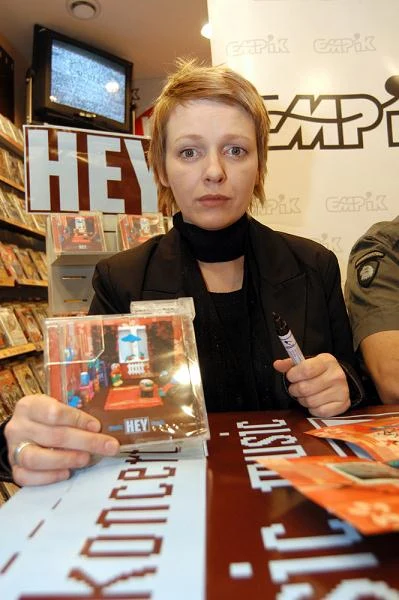 Wydana w 2003 r. płyta "Music Music" (z przebojami "Muka!" i "Mru-mru") została nagrodzona Fryderykiem