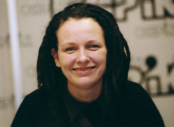 Wydanie płyty "Sic!" stało się punktem zwrotnym w karierze Hey - w miejsce Banacha pojawił się gitarzysta Paweł Krawczyk, prywatnie partner życiowy wokalistki (2001 r.)