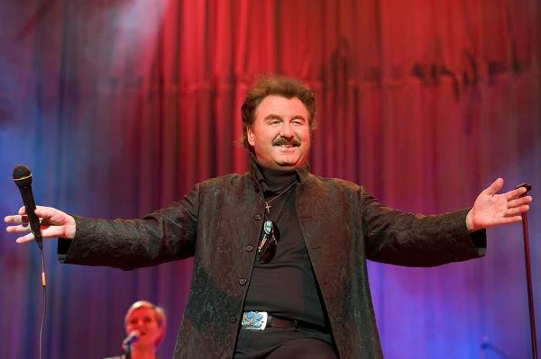 Urodzony 8 września 1946 roku artysta zaczynał karierę w Trubadurach. Z grupą wylansował wiele przebojów, m.in. "Kasia", "Krajobrazy", "Byłaś tu", "Kim jesteś" czy "Przyjedź mamo na przysięgę".