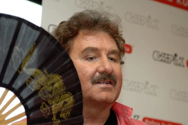 W 1980 roku wokalista wyruszył na tournée do USA i tam zamieszkał. Gdy trudniej było o koncerty, zarabiał kryjąc papą dachy. W Ameryce przebywał do 1985 roku i wrócił tam w latach 90.