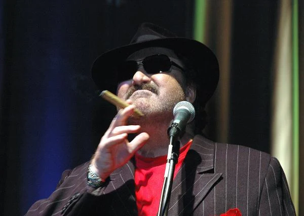 W 2004 roku nakręcony został odcinek serialu "Świat według Kiepskich" o tytule "Krawczyk", nawiązujący do postaci piosenkarza. Utwór poświęcony artyście nagrał również Big Cyc.