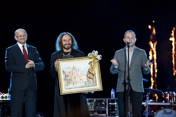 Z prezentem od prezydenta Lublina i marszałka województwa lubelskiego - fot. Wojciech Pacewicz