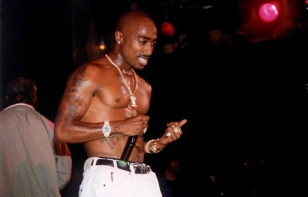 7 września 1996 roku raper Tupac Shakur, po obejrzeniu walki bokserskiej Mike'a Tysona i Bruce'a Seldona w Las Vegas, został postrzelony przez nieznanych sprawców.