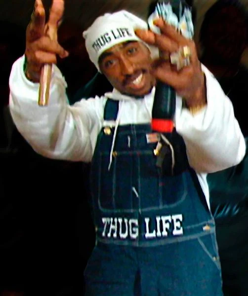 Gdzie w trakcie strzelaniny byli ochroniarze Tupaca? Raper poprosił ich, by ci odwieźli do hotelu narzeczoną rapera Kidadę Jones.