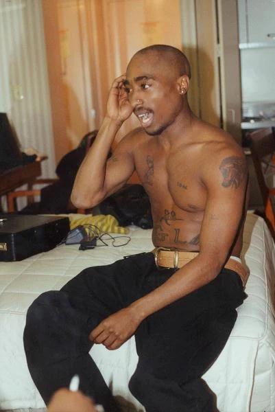 W szpitalu Tupac został podłączony do respiratora i został wprowadzony w stan farmakologicznej śpiączki, gdyż - pomimo swego krytycznego stanu - chciał wstać z łóżka.