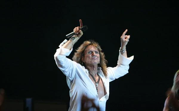 W 1994 roku rozwiązał Whitesnake, gdy wytwórnia Geffen nie przedłużyła z nim kontraktu
