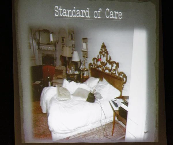 Sypialnia i łóżko na którym Murray reanimował "Jacko" fot. Pool