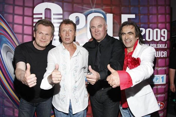 Z grupą VOX na Festiwalu w Opolu (2009 r.) Z grupą VOX na Festiwalu w Opolu (2009 r.)