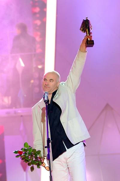 W 2001 r. został nagrodzony Fryderykiem jako wokalista roku W 2001 r. został nagrodzony Fryderykiem jako wokalista roku