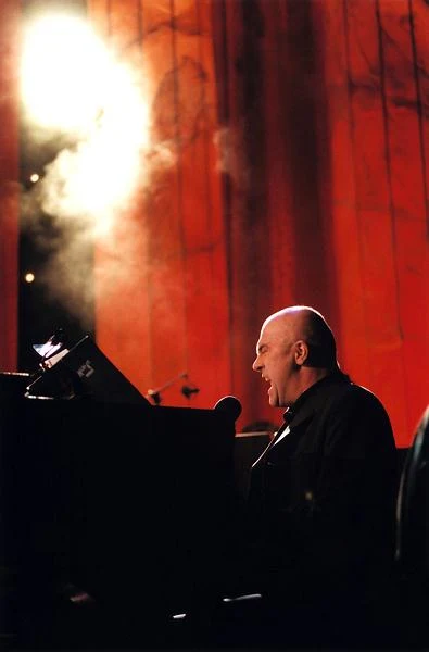 Później pojawił się w zespole Victoria Singers, który w 1979 r. zmienił nazwę na VOX. Dla tej grupy napisał takie przeboje, jak m.in. "Bananowy Song" czy "Szczęśliwej drogi, już czas" (zdjęcie z 2000 r.) Później pojawił się w zespole Victoria Singers, który w 1979 r. zmienił nazwę na VOX. Dla tej grupy napisał takie przeboje, jak m.in. "Bananowy Song" czy "Szczęśliwej drogi, już czas" (zdjęcie z 2000 r.)