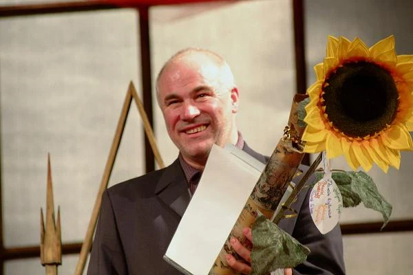 W 2002 r. został odznaczony Orderem Uśmiechu W 2002 r. został odznaczony Orderem Uśmiechu