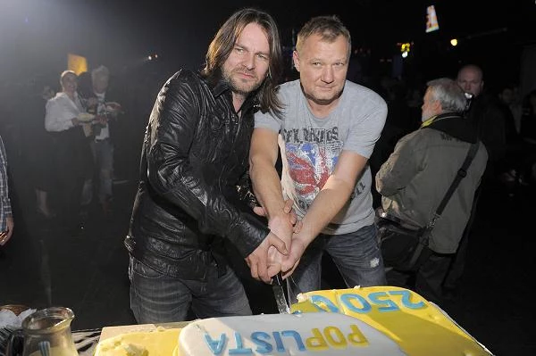Ray Wilson z Darkiem Maciborkiem kroją urodzinowy tort