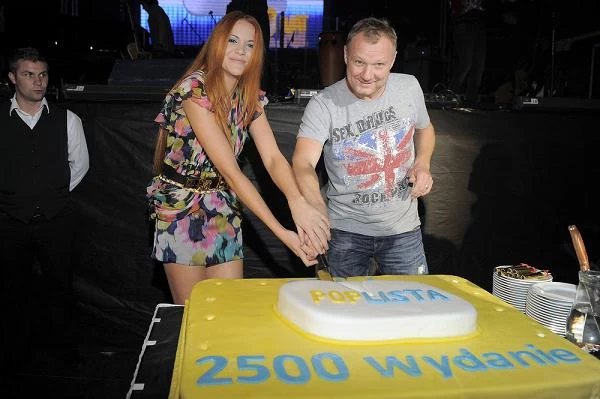 Dominika Gawęda (Blue Cafe) i Darek Maciborek kroją urodzinowy tort Poplisty
