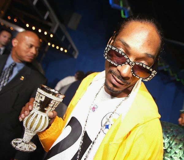 Gwiazdor użyczył swojego pseudonimu hot dogom, które mają 30 cm długości. Brand Snoop Dogg pojawia się również m.in. na ubraniach, obuwiu, napojach, a jego głos możemy usłyszeć... w systemie nawigacyjnym GPS (fot. Kevin Winter).
