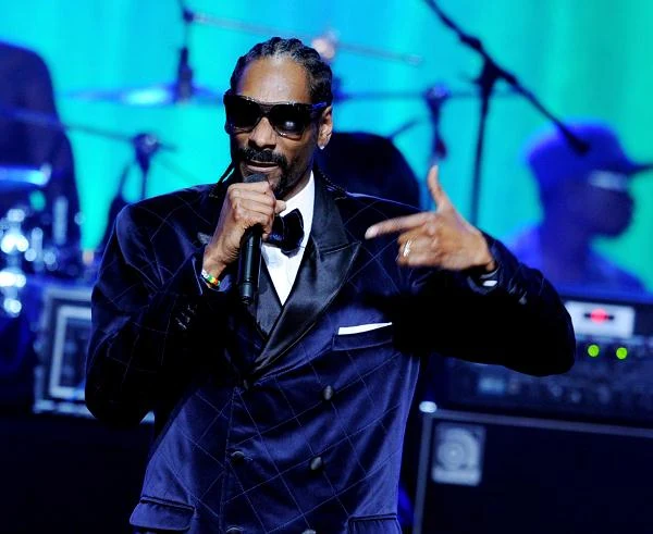 Snoop podarował 2 mln dolarów organizacjom pomagającym młodzieży. "Dzieciakom łatwo jest dołączyć do gangu lub ćpać. Zróbmy coś, by łatwiej było im zagrać w futbol albo zacząć studiować" - tłumaczył (fot. Kevin Winter).