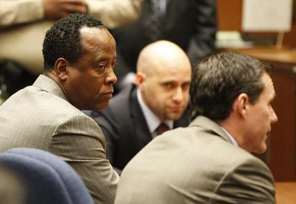 Conrad Murray w otoczeniu prawników fot. Pool