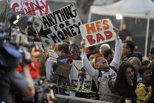 "Doktor MurDER" a nie doktor Murray - fani od poczatku byli przekonani o winie lekarza fot. Toby Canham