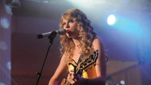 Taylor Swift śpiewa koncertowo