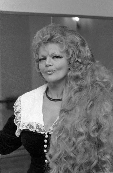 Ponadto Elżbieta B. pozbawiała Violettę Villas wolności zamykając w pokoju. Wielokrotnie pozostawiała samą w nieogrzanym domu bez jedzenia. Ponadto dopuściła się szeregu zaniedbań pielęgnacyjnych (zdjęcie z 1986 r. -fot. Roman Kotowicz).