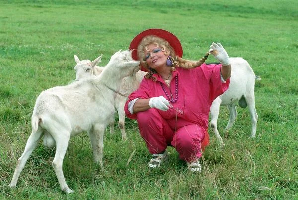 Opiekunka jest także oskarżona o to, że w okresie bezpośrednio poprzedzającym śmierć Violetty Villas nie udzieliła jej pomocy, nie wezwała do pokrzywdzonej pomocy medycznej (zdjęcie z 1999 r. fot. Marek Szymański).