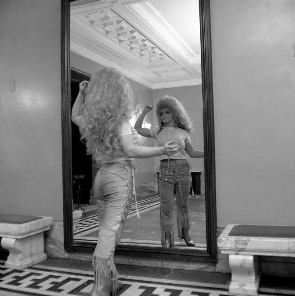 Według prokuratury Elżbieta B. izolowała artystkę od otoczenia i rodziny. Podsycała lęk przed światem zewnętrznym. Uzależniała podejmowanie decyzji od dostarczania alkoholu i zmuszała do jego picia (zdjęcie z 1973 r. fot. Roman Kotowicz).