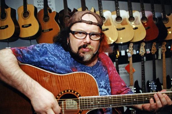 W prowadzonym przez siebie, istniejącym w latach 1992-2007 sklepie Instrumenty Muzyczne