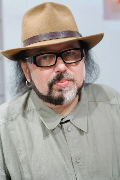 Prowadzi działalność charytatywną, jest m.in. założycielem fundacji Dzieci Ulicy - 2005 r.