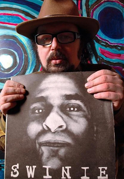 Z płytą "Świnie" grupy Morawki Waglewski Nowicki Hołdys - fot. Robert Mordal (2004)