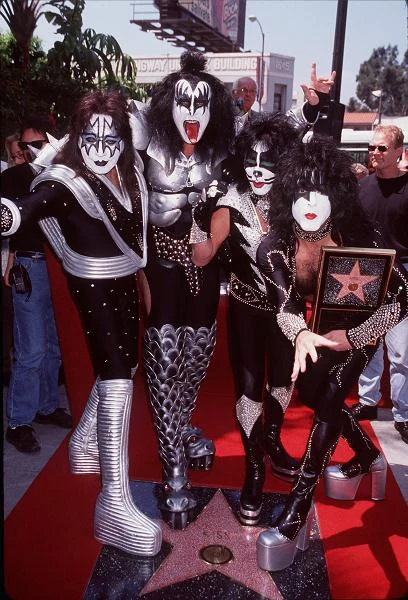 Grupa Kiss wyróżniona gwiazdą na Hollywood Walk of Fame w 1999 roku (Paul Stanley pierwszy z prawej)