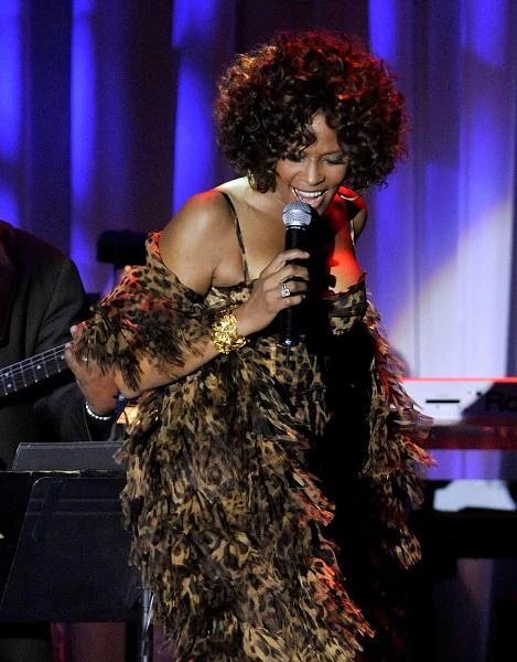 W ostatnich latach Whitney próbowała wrócić na scenę, jednak jej koncerty okazały się fiaskiem - fot. Kevin Winter W ostatnich latach Whitney próbowała wrócić na scenę, jednak jej koncerty okazały się fiaskiem - fot. Kevin Winter