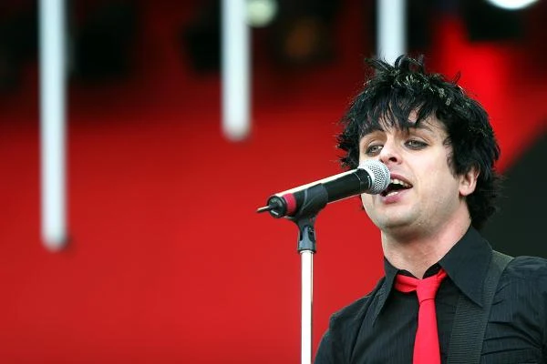 "American Idiot" został określony mianem "głosu rozczarowanych Ameryką". Mająca antywojenną wymowę płyta do sprzedaży trafiła na dwa miesiące przed ponownym wyborem George'a W. Busha na prezydenta USA