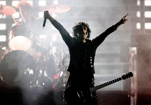 Powrotem na szczyt okazała się płyta "American Idiot" (2004), obwołana "punkrockową operą"