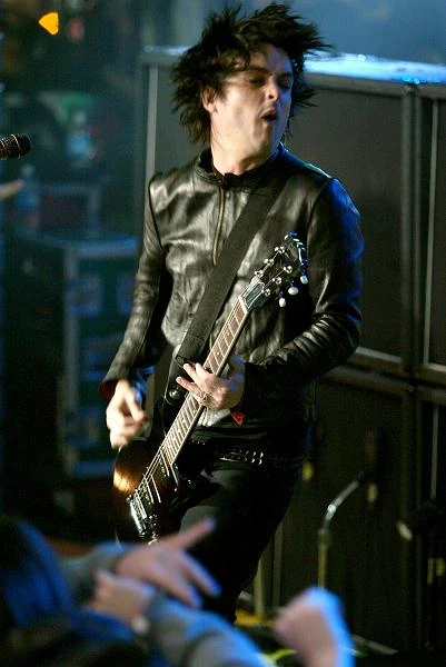 "American Idiot" trafił na szczyty list przebojów w 19 krajach (w tym w USA i Wielkiej Brytanii), sprzedając się w 14 mln egzemplarzy