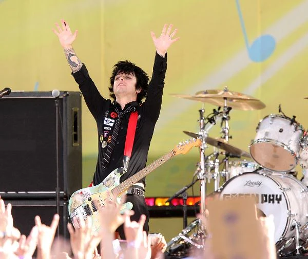 Popularność Green Day zaczęła spadać na przełomie XX i XXI wieku (płyty "Nimrod" i "Warning" cieszyły się dużo mniejszym zainteresowaniem)